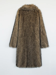 Détail de la texture de fourrure synthétique brune et du revers sur ce manteau long