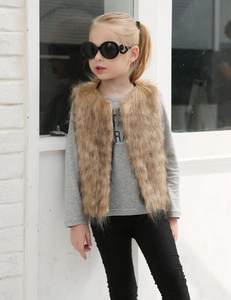Vue détaillée du gilet en fausse fourrure pour filles avec texture douce marron d'automne