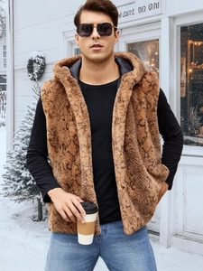 Gilet à capuche en fausse fourrure motif serpent pour homme dans un décor hivernal