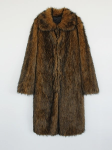 Détail du grand revers et de la texture dense de ce long manteau en fausse fourrure