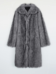 Détail d'un long manteau en fausse fourrure grise avec large col et texture douce