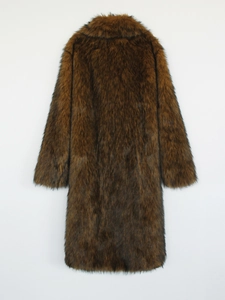 Vue arrière du long manteau en fausse fourrure tons marron et noir, texture peluche