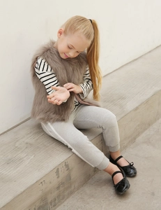 Tenue d'hiver pour fille avec gilet en fausse fourrure et pantalon gris