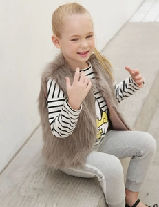 Vue détaillée du gilet pour enfants en fausse fourrure marron avec texture douce et doublure