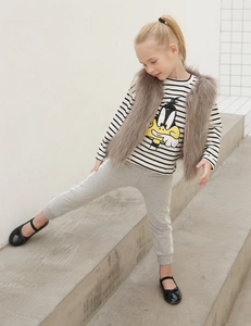 Détail d'un gilet en fausse fourrure marron pour fille avec t-shirt rayé et pantalon gris
