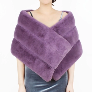 Détail d'un châle en fausse fourrure violette avec motif chevron et peluche ultra douce