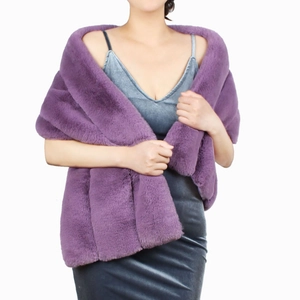 Détail d'un châle en fausse fourrure violet foncé avec une texture douce et luxueuse