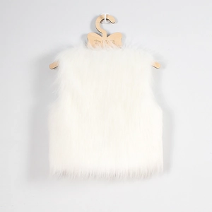 Détail de la texture en fausse fourrure blanche douce sur un gilet pelucheux pour enfants