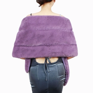 Détail d'un châle en fausse fourrure violette à rayures sur robe en velours gris