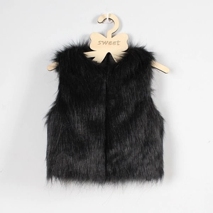 Détail de la veste en fausse fourrure noire pour enfants avec texture pelucheuse