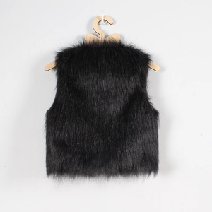 Détail d'un gilet en fausse fourrure noire pour enfant avec texture pelucheuse longue