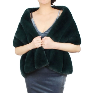 Détail d'un châle en fausse fourrure vert foncé épais pour soirée ou mariage chic