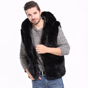 Detail van heren vest met capuchon van zwart imitatiebont met zachte en luxe textuur