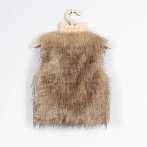 Détail du gilet en fausse fourrure pour enfant marron avec texture de poils longs et doux