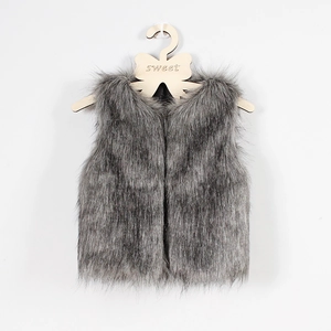 Détail d'un gilet en fausse fourrure grise pour enfant avec une texture pelucheuse