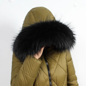 Détail d'une doudoune matelassée vert armée avec col épais en fausse fourrure noire et fermeture