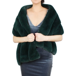 Détail d'un châle en fausse fourrure vert foncé avec texture épaisse sur robe velours