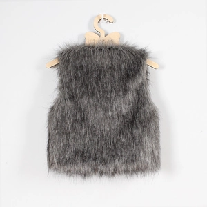 Gros plan détaillé du gilet en fausse fourrure gris foncé pour enfants au toucher doux