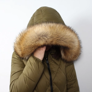 Vue détaillée de la veste matelassée vert olive avec un col en fausse fourrure épais