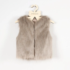 Vue détaillée de la texture en fausse fourrure et doublure en soie de gilet enfant
