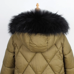 Détail de la veste olive à capuche avec un col en fausse fourrure noire et surpiqûres losanges