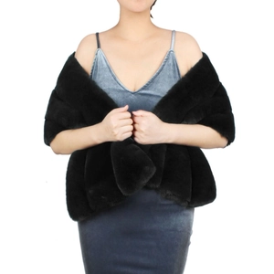 Détail d'un châle en fausse fourrure noire porté sur une robe en velours pour l'hiver