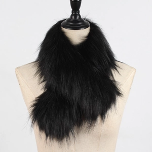 Gros plan d'une écharpe en fausse fourrure noire épaisse sur un support de mannequin