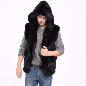 Stijlvol zwart herenvest van imitatiebont met capuchon en glanzende afwerking voor de winter