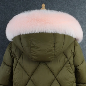 Détail de la veste matelassée vert armée avec une large bordure en fausse fourrure rose