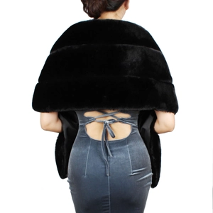 Vue détaillée de la texture d'une étole en fausse fourrure noire sur robe de soirée