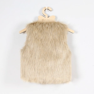 Détail de la texture en fausse fourrure douce d'un gilet pour enfant sans manches