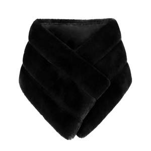 Détail d'un châle en fausse fourrure noire avec texture pelucheuse et doublure satin