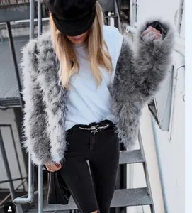 Texture dettagliata della giacca in pelliccia sintetica grigio scuro per donna stile casual