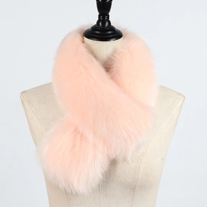 Détail de l'écharpe en fausse fourrure rose montrant la texture douce et le design