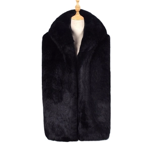 Nauwsluitende zwarte imitatiebont bodywarmer voor heren met langharige textuur op wit