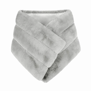 Détail d'un châle en fausse fourrure grise avec texture étagée et doublure satinée