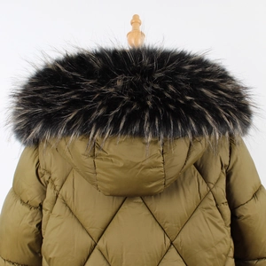Détail d'un manteau matelassé vert olive avec un grand col en fausse fourrure douce