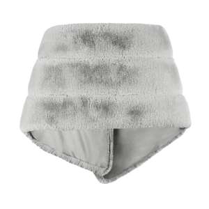 Gros plan sur un bonnet en fausse fourrure gris clair avec doublure en satin lisse