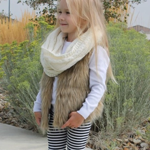 Conjunto de chaleco de piel para niños con bufanda de punto y pantalones a rayas moda