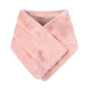 Détail d'une écharpe en fausse fourrure rose clair avec design croisé et doublure en satin