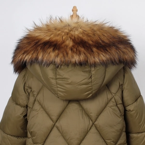 Vue détaillée du dos d'une parka matelassée avec un col en fausse fourrure moelleuse