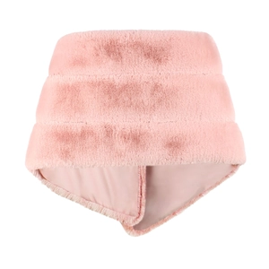 Détail de la texture en fausse fourrure rose et de la doublure en satin de la cape
