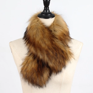 Détail d'un col en fausse fourrure de renard marron et noir sur un mannequin