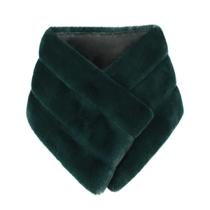 Détail d'un châle en fausse fourrure vert foncé avec texture pelucheuse et doublure en satin