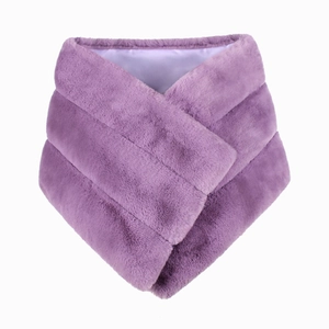Détail de la texture fausse fourrure violette et doublure satinée sur le châle