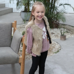 Gilet en fausse fourrure à la mode avec sweat rose à motif et legging noir enfant