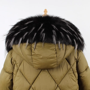 Détail de la bordure en fausse fourrure sur une veste matelassée vert olive d'hiver