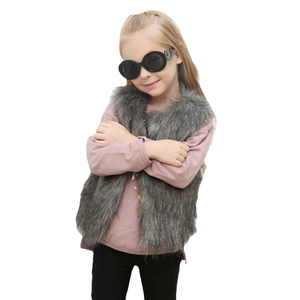 Gilet tendance en fausse fourrure grise pour enfants avec lunettes de soleil vintage