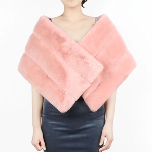 Châle en fausse fourrure rose pâle pour femme avec design croisé pour robes de soirée