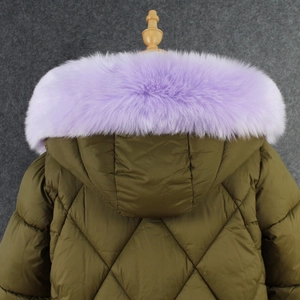 Détail d'une veste matelassée vert olive avec bordure en fausse fourrure lavande